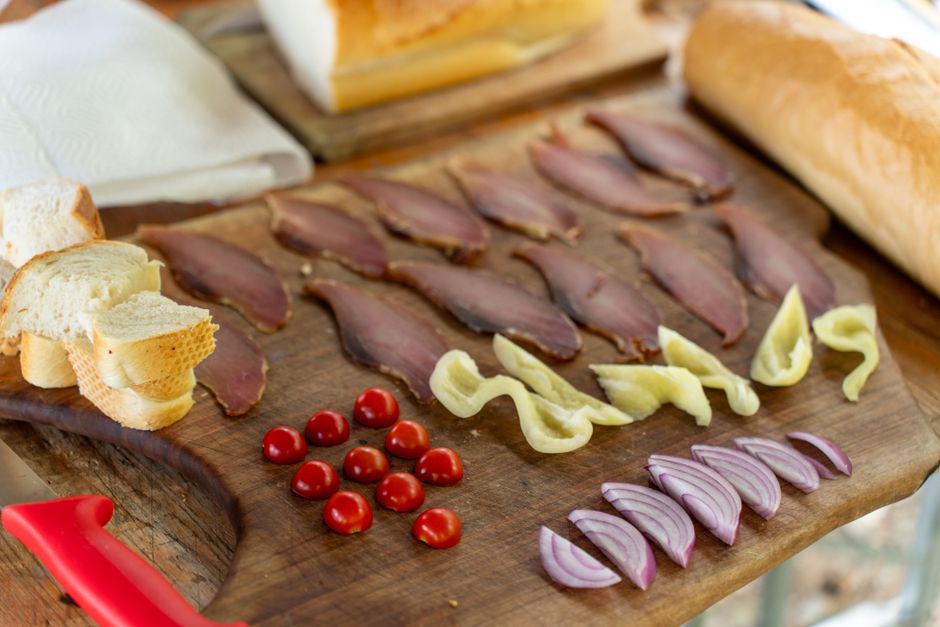 Bucătăria balcanică în farfurie: Îmbinarea tradițiilor culinare românești și grecești