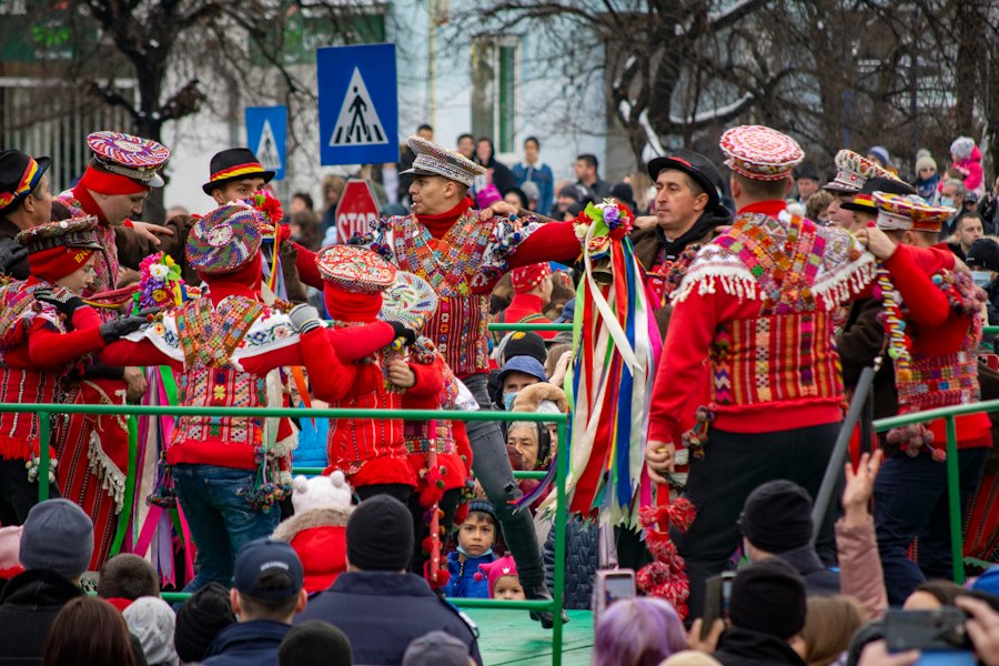 history of Romanian traditional costume