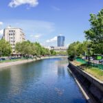 Canalul Dâmbovița din centrul Bucureștiului, cu clădiri istorice și panoramă urbană